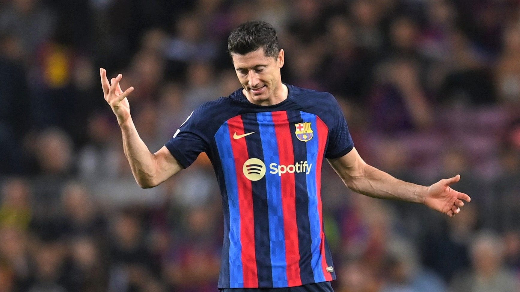 Robert Lewandowski gestikuliert beim Spiel des FC Barcelona in der Champions League.
