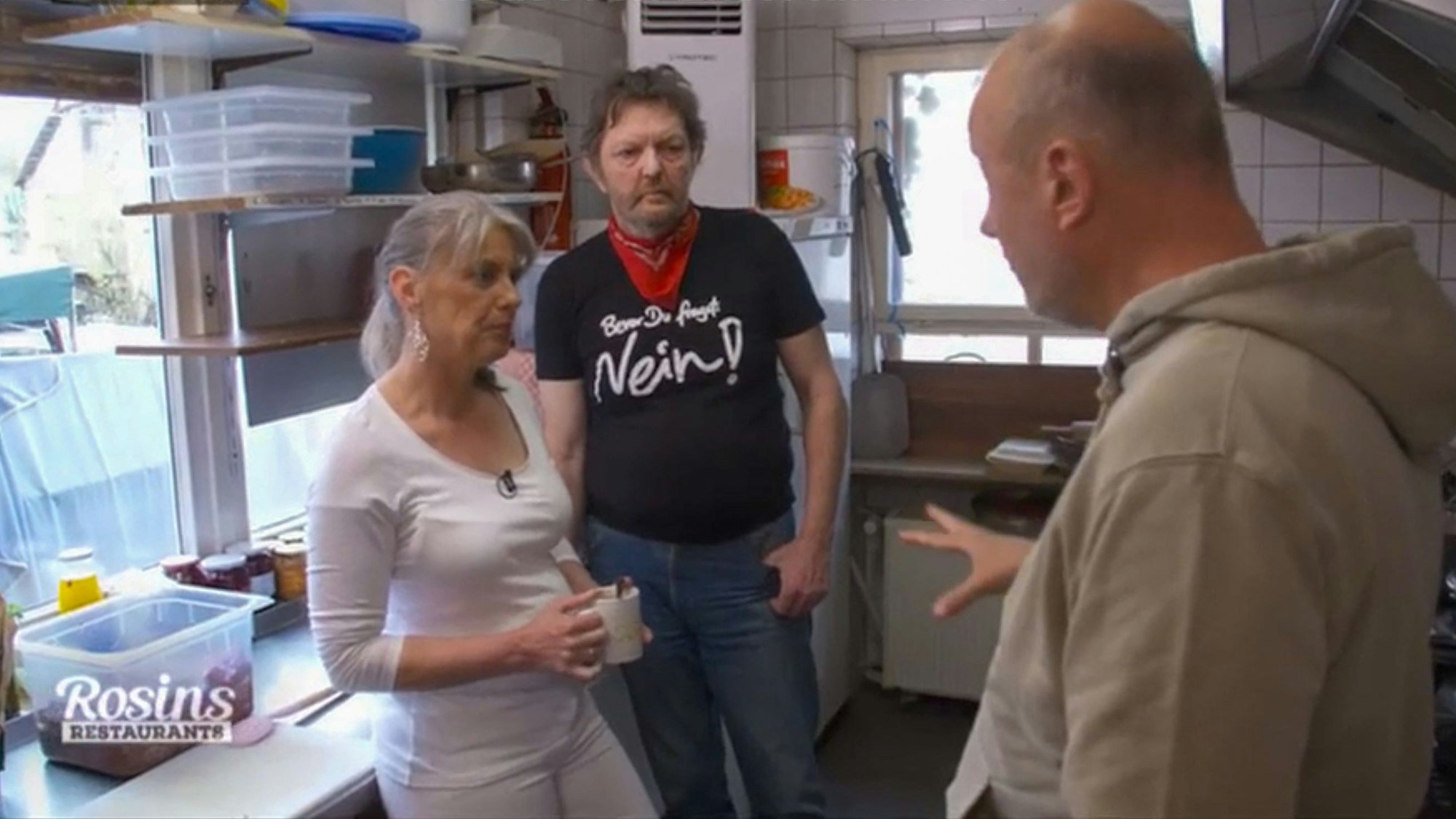 „Bevor du fragst: Nein!“ Den T-Shirt-Aufdruck von Wirt Hartmut fasst Frank Rosin als blanke Provokation auf. Es kommt zum Eklat.