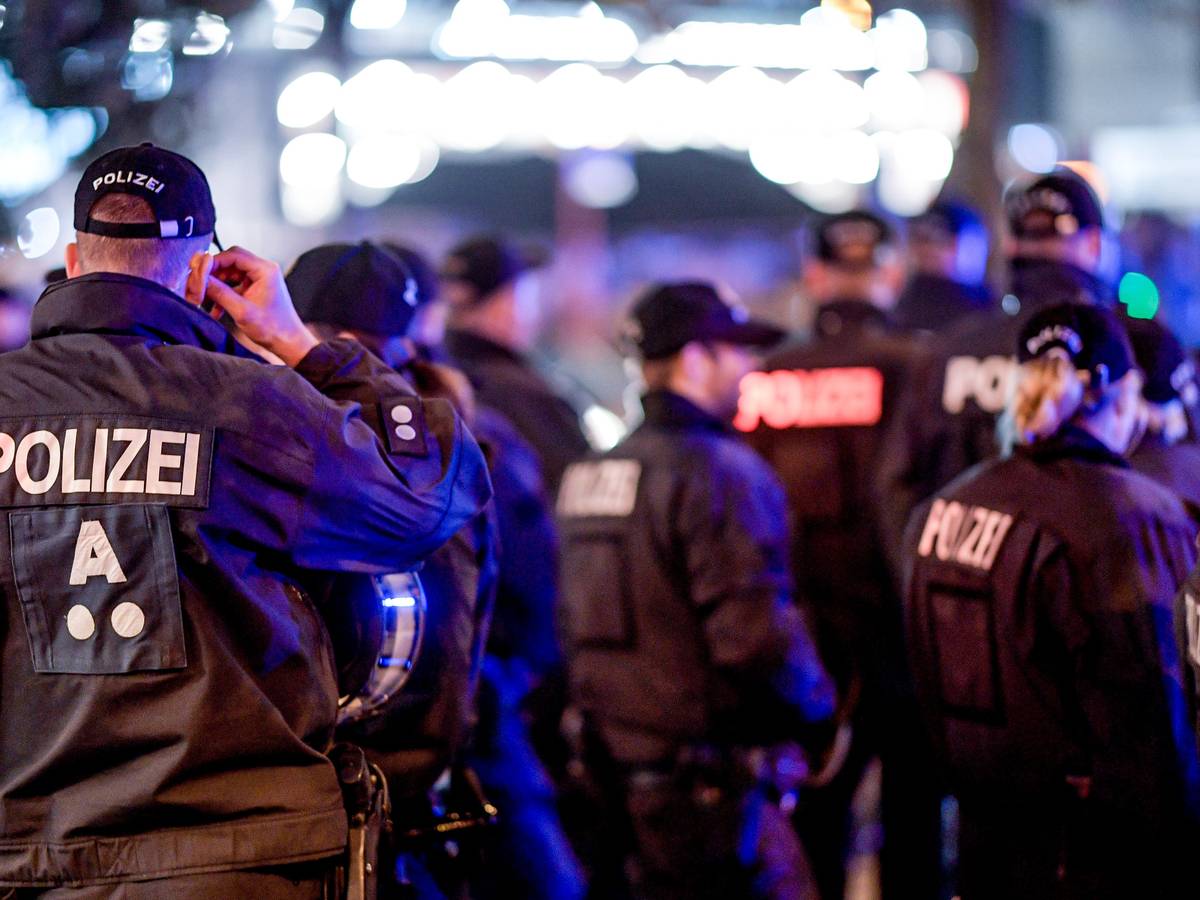 Das Symbolfoto zeigt Einsatzkräfte der Polizei beim Derby zwischen St. Pauli und dem Hamburger SV vor dem Millerntor-Stadion.