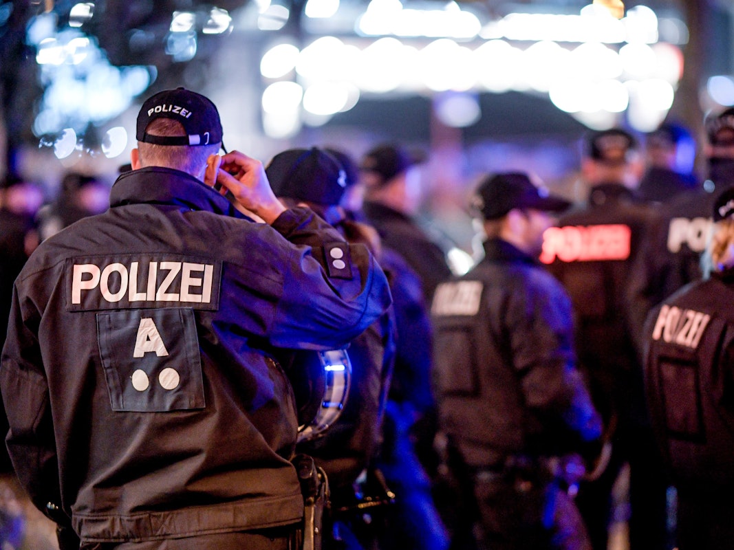 Das Symbolfoto zeigt Einsatzkräfte der Polizei beim Derby zwischen St. Pauli und dem Hamburger SV vor dem Millerntor-Stadion.