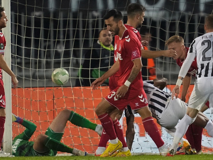 Der 1. FC Köln kassiert in der Conference League das zweite Gegentor beim Spiel gegen Partizan Belgrad.