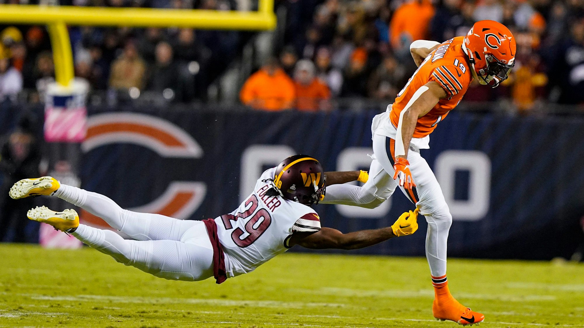 Equanimeous St. Brown wird gestoppt.