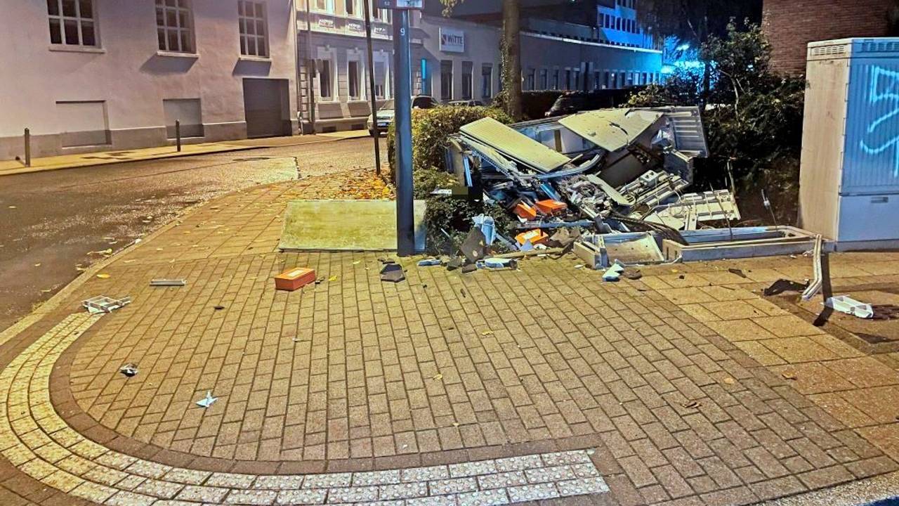 Ein Telefon- und Internetverteilerkasten ist völlig zerfetzt, abgerissene Teile liegen verstreut umher.