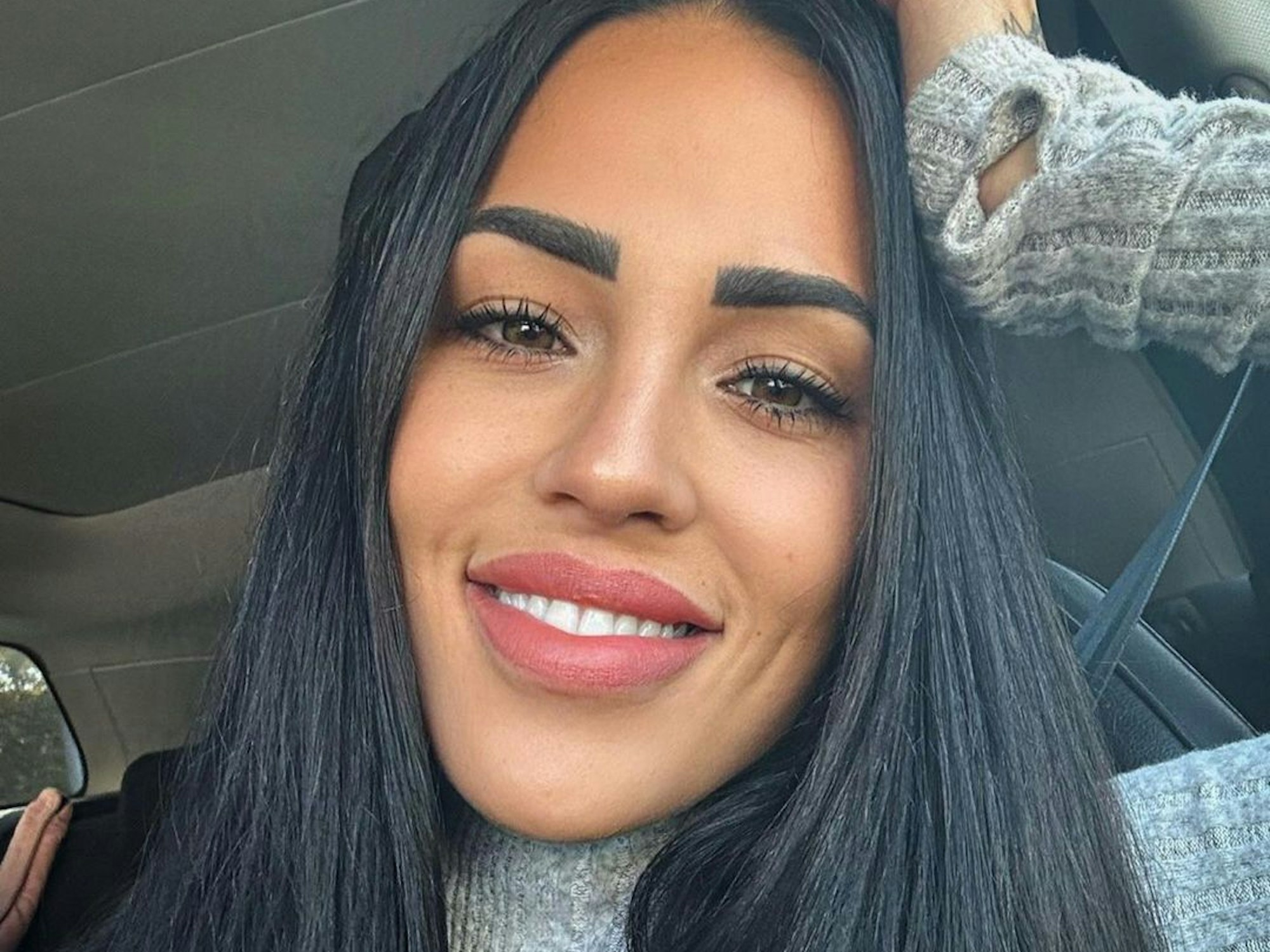Ex-„Sommerhaus der Stars“-Teilnehmerin Elena Miras auf einem Instagram-Selfie vom Oktober 2022 im Auto.