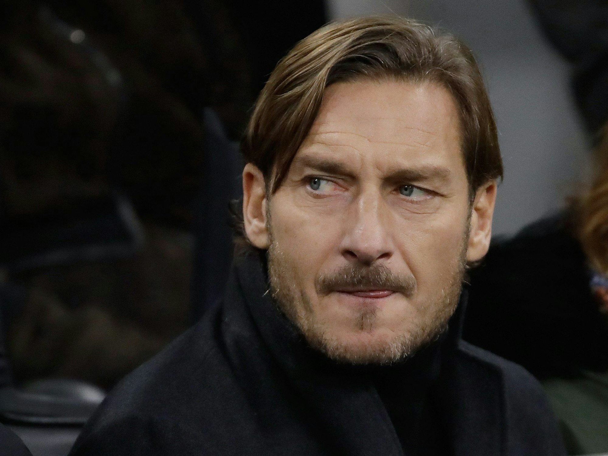 Francesco Totti, ehemaliger Fußballspieler aus Italien, stitzt auf der Zuschauertribüne.