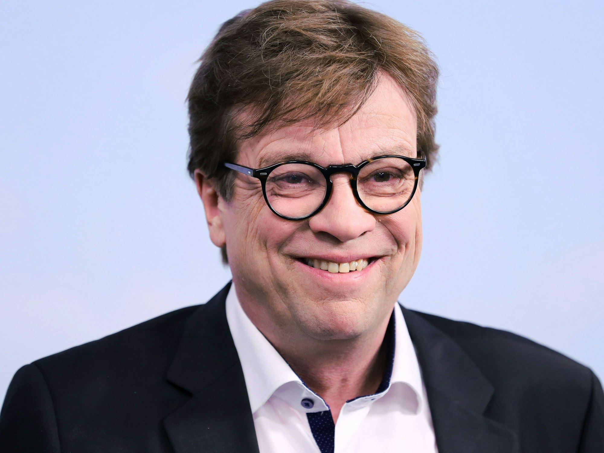 Bela Rethy, ZDF-Live Reporter für die Fußball-WM 2018 in Russland, steht bei einem Fototermin vor einer Pressekonferenz von ARD und ZDF zur Fußball-WM in Russland.