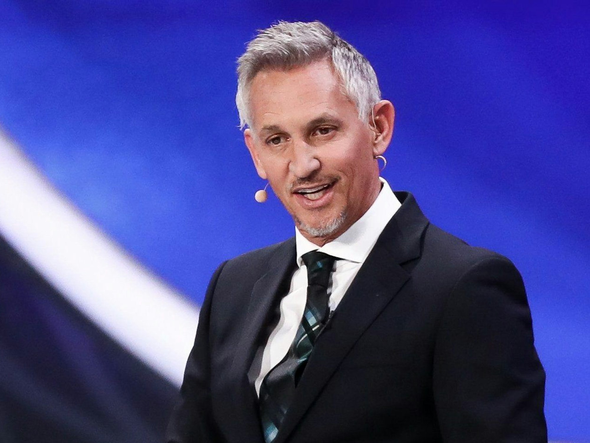 Gary Lineker steht auf der Bühne und spricht.