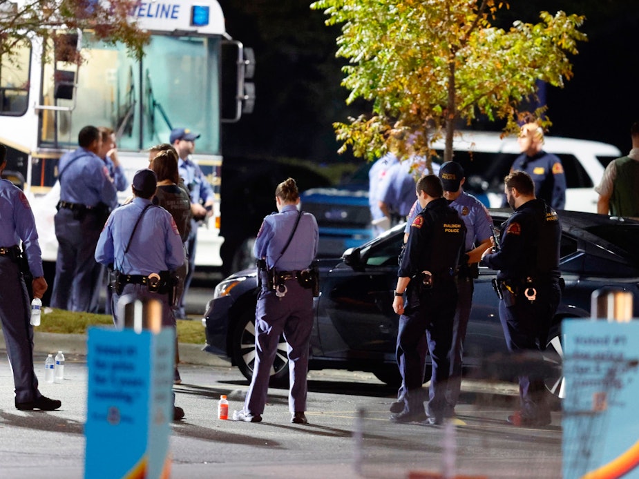 Die Polizei versammelt sich am Aldi in der New Bern Avenue in Raleigh. Bei Schüssen in der US-Stadt Raleigh sind mehrere Menschen getötet worden.