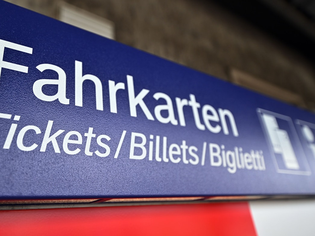 Ein Fahrkartenautomat steht am Bahnsteig.