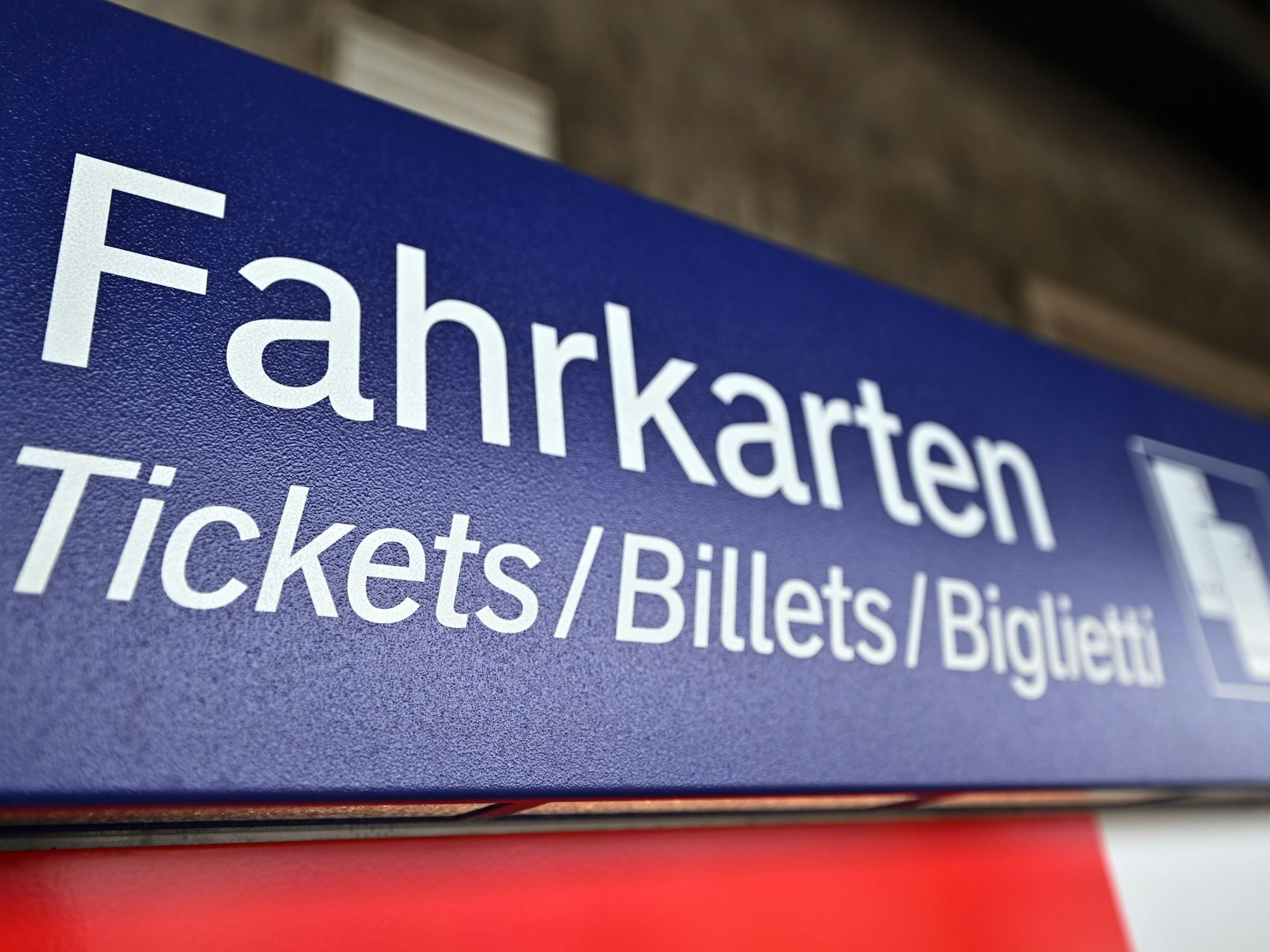 Ein Fahrkartenautomat steht am Bahnsteig.