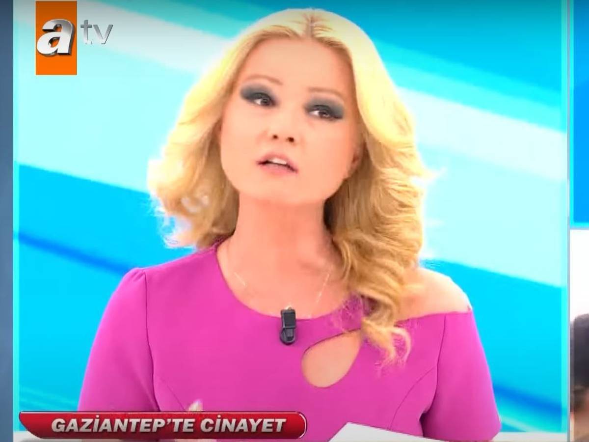 Ausschnitt einer Fernsehsendung mit einer Moderatorin und einem Gast der Sendung.