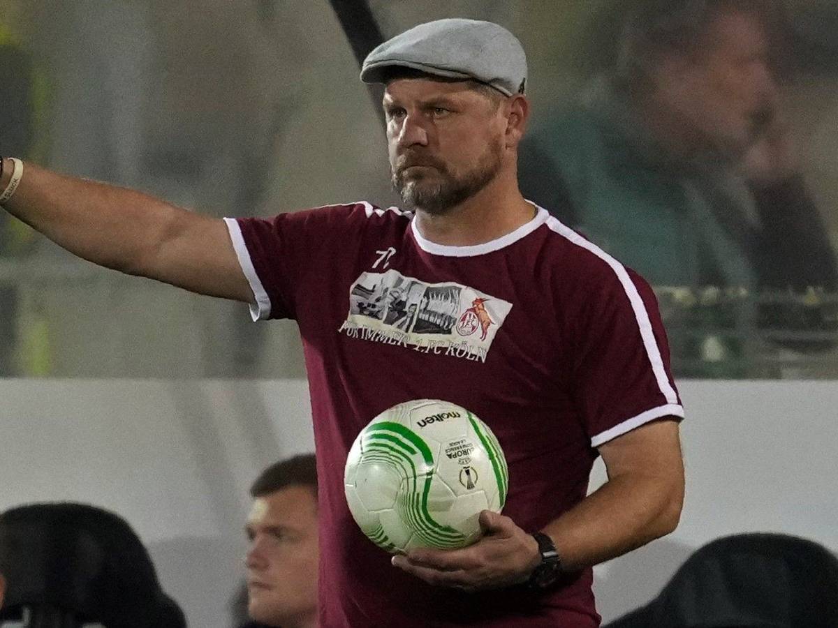 Steffen Baumgart hält bei einem Spiel des 1. FC Köln in der Conference League den Ball in der Hand und gibt mit ausgestrecktem Zeigefinger Anweisungen