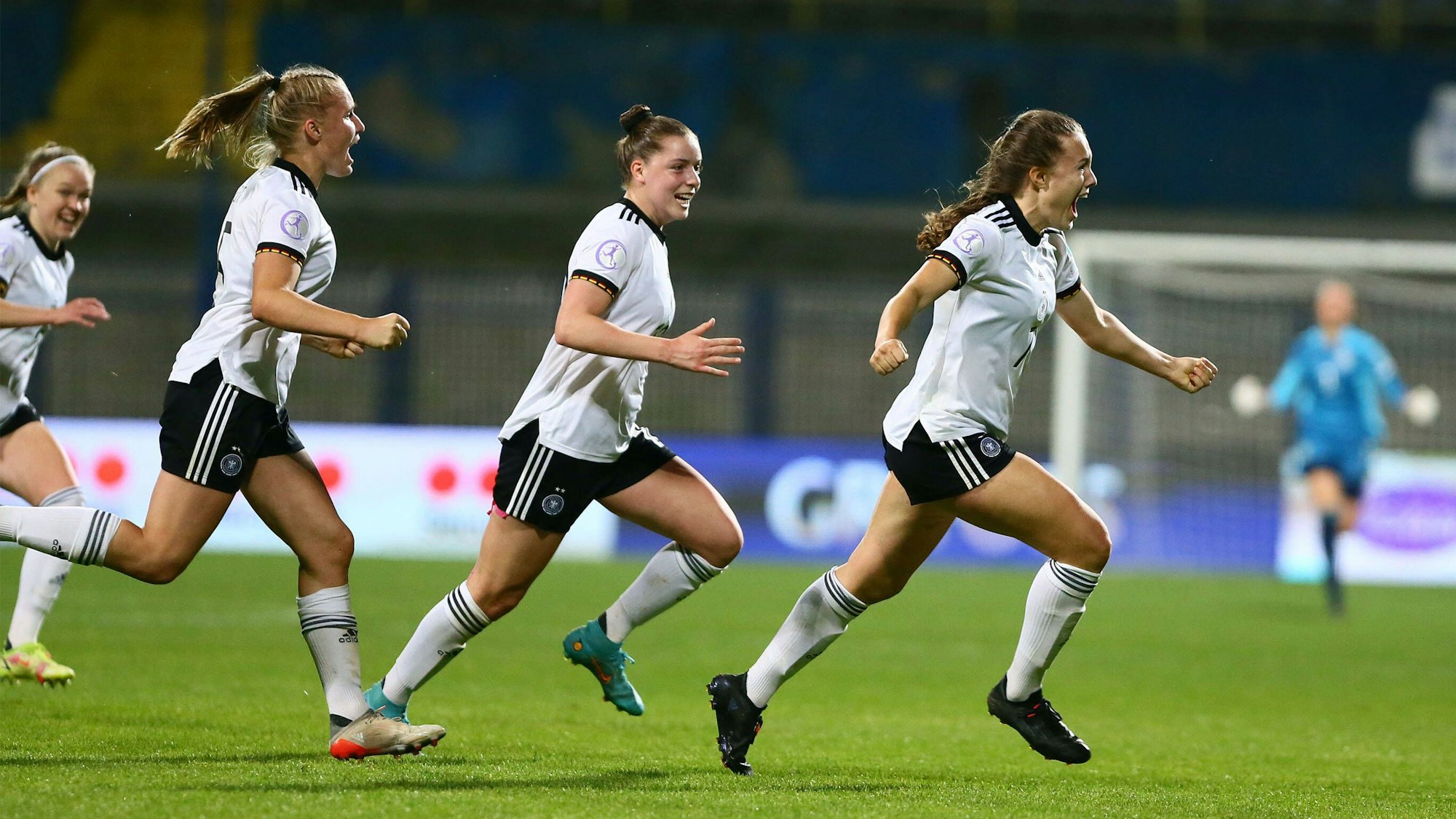 Die U17-Frauen des DFB haben jubeln die Spielerinnen beim EM-Finale am 15. Mai 2022 gegen Spanien.