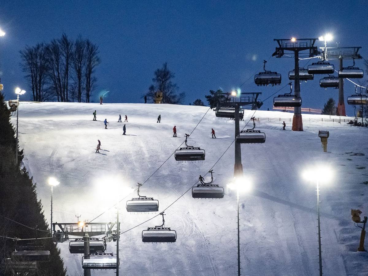 Wintersportler sind beim Flutlicht-Skifahren im Skigebiet am Kaltenhagen auf der Abfahrtstrecke.