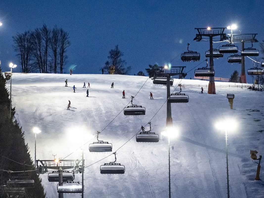 Wintersportler sind beim Flutlicht-Skifahren im Skigebiet am Kaltenhagen auf der Abfahrtstrecke.