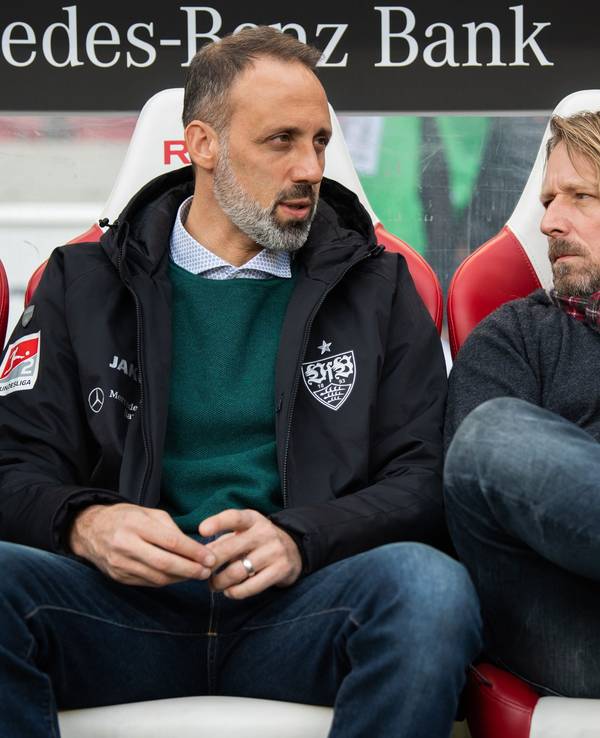 Pellegrino Matarazzo (l.), Ex-Trainer vom VfB Stuttgart, und Sven Mislintat (r), Sportdirektor des Bundesliga-Klubs, sitzen auf der Ersatzbank.