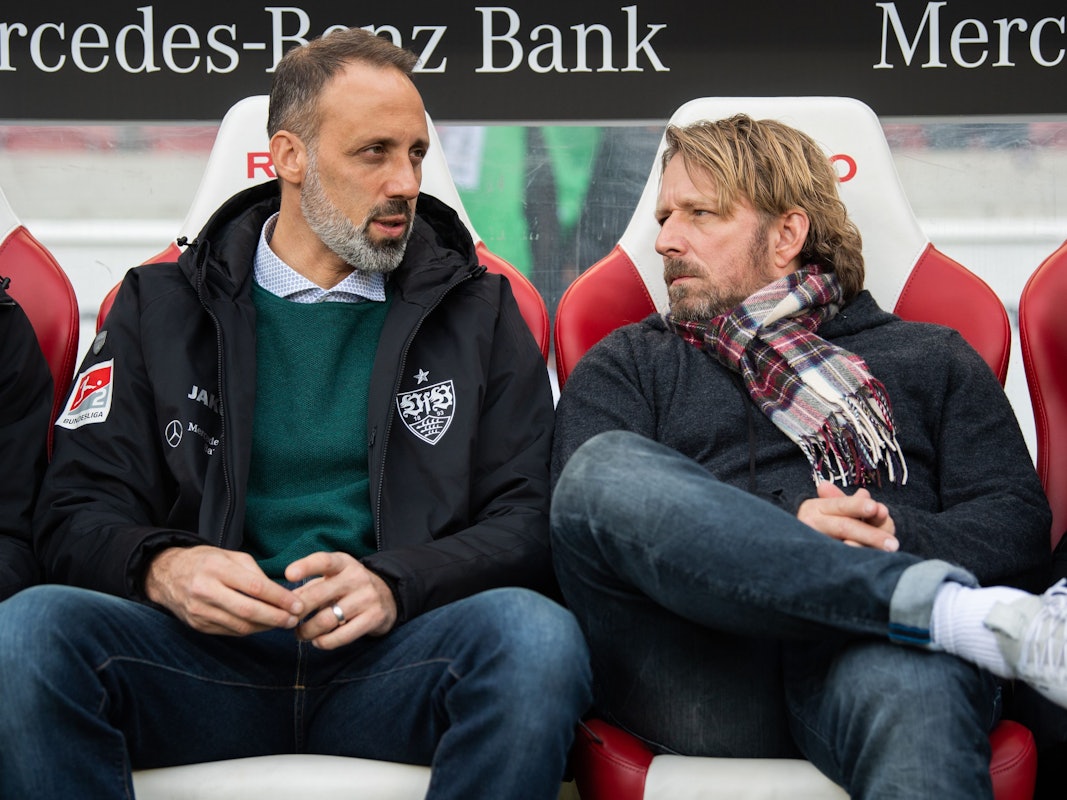 Pellegrino Matarazzo (l.), Ex-Trainer vom VfB Stuttgart, und Sven Mislintat (r), Sportdirektor des Bundesliga-Klubs, sitzen auf der Ersatzbank.