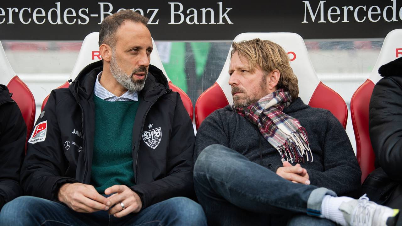 Pellegrino Matarazzo (l.), Ex-Trainer vom VfB Stuttgart, und Sven Mislintat (r), Sportdirektor des Bundesliga-Klubs, sitzen auf der Ersatzbank.