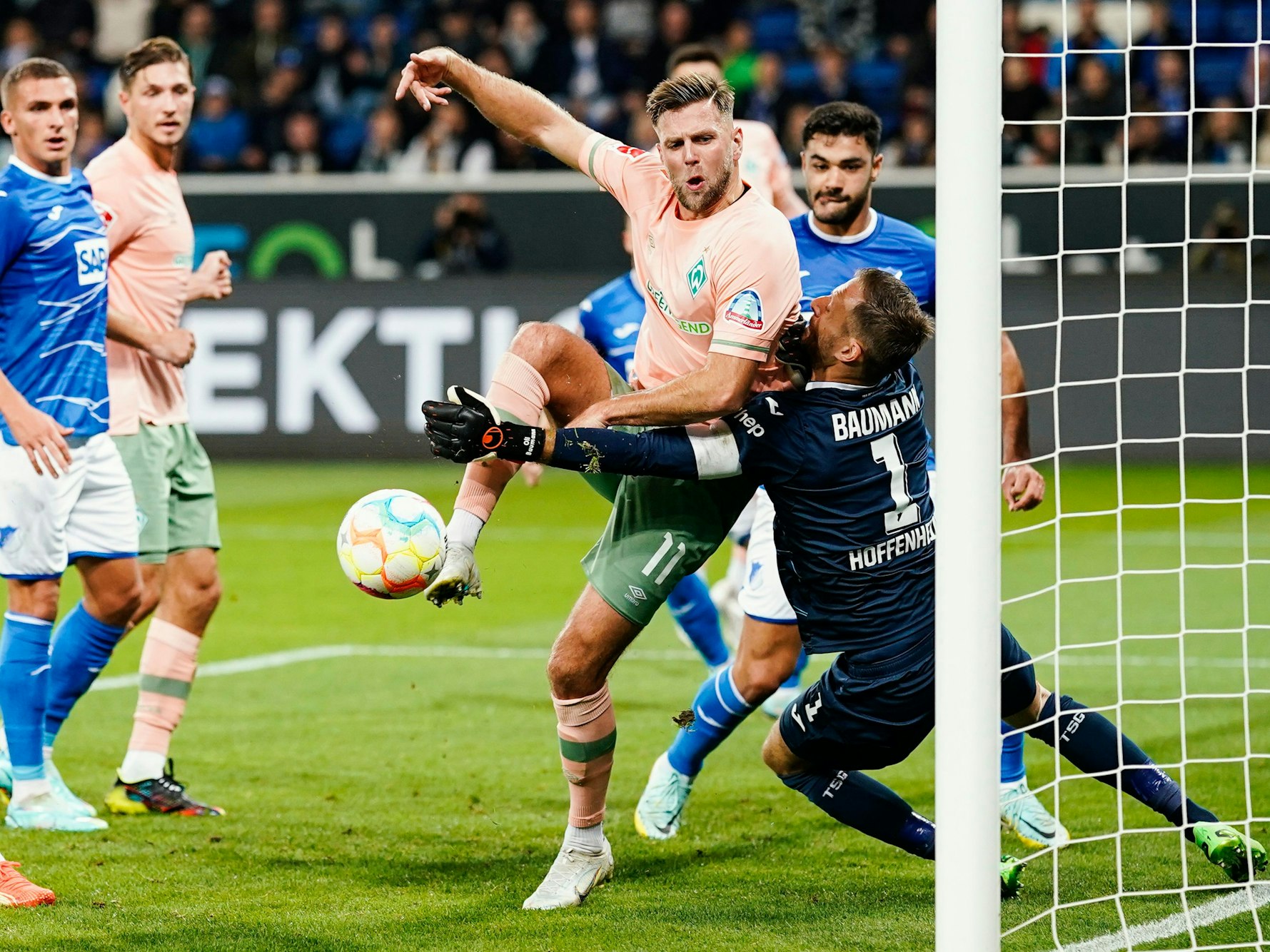 TSG 1899 Hoffenheim gegen Werder Bremen: Niclas Füllkrug hat eine Torchance im Strafraum.