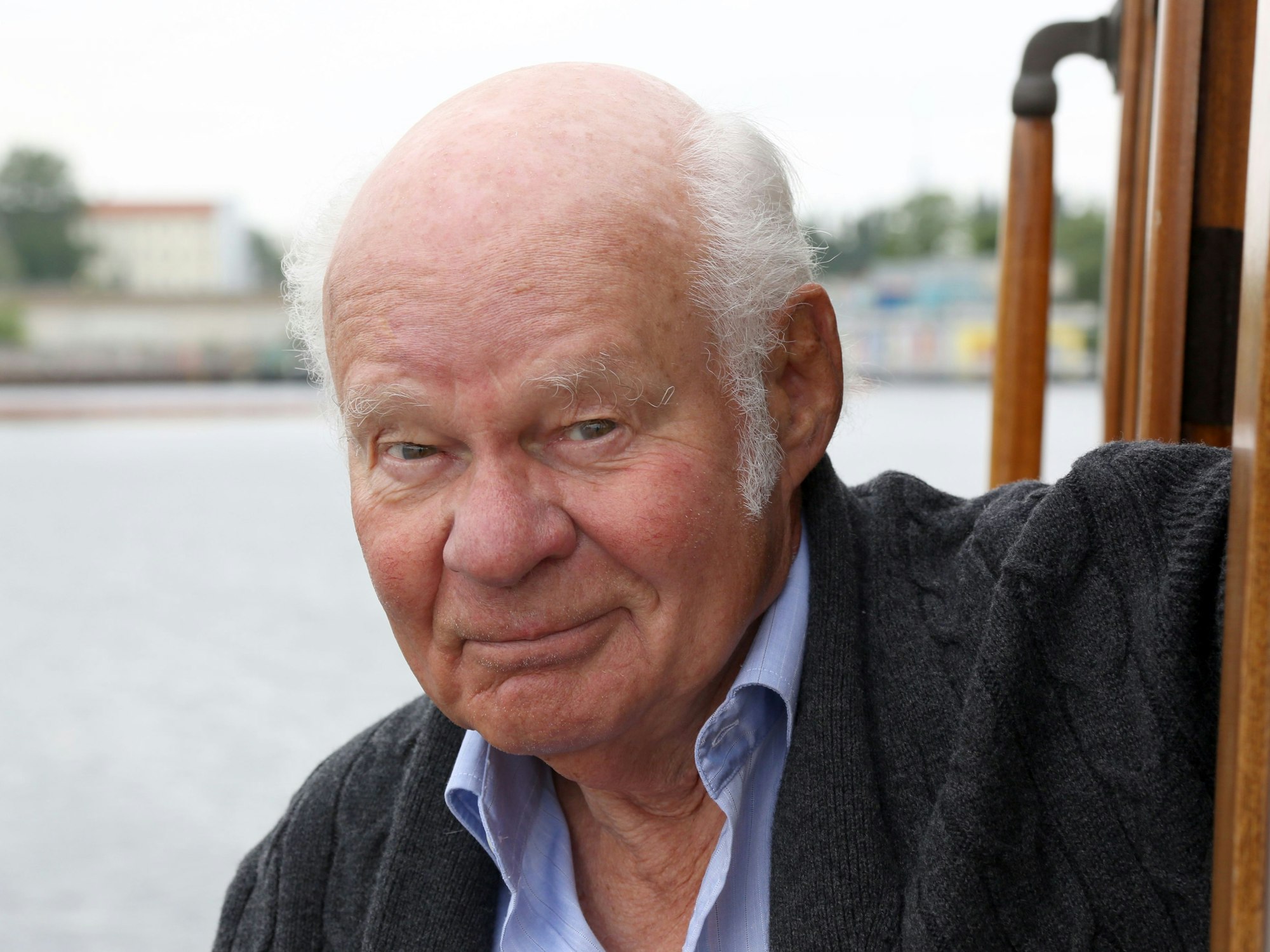 Der Schauspieler Ralf Wolter steht am 31. Mai 2012 auf der Brücke der Salonyacht „Don Juan“.