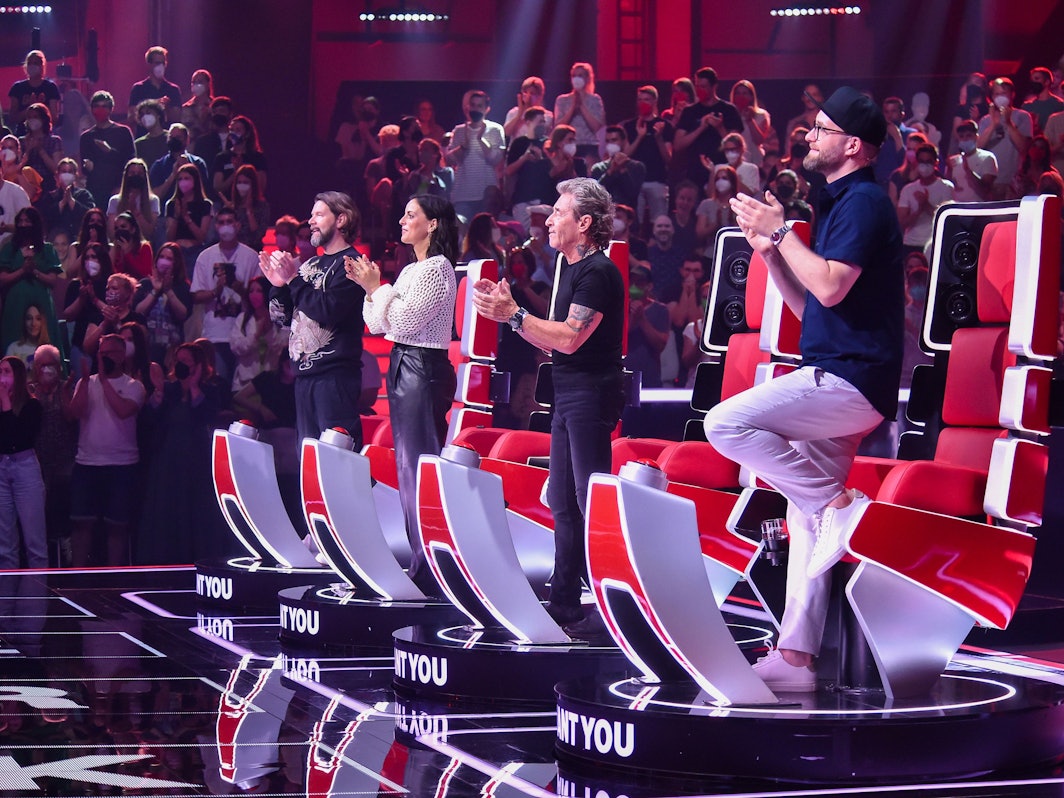 Rea Garvey, Stefanie Kloß, Peter Maffay und Mark Forster als Coaches der 12. Staffel der Casting-Show „The Voice of Germany“ im Studio.