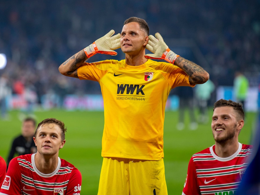 Augsburgs Torwart Rafal Gikiewicz lässt sich von den eigenen Fans feiern.