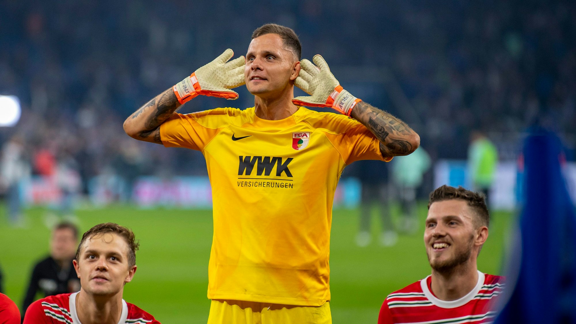 Augsburgs Torwart Rafal Gikiewicz lässt sich von den eigenen Fans feiern.
