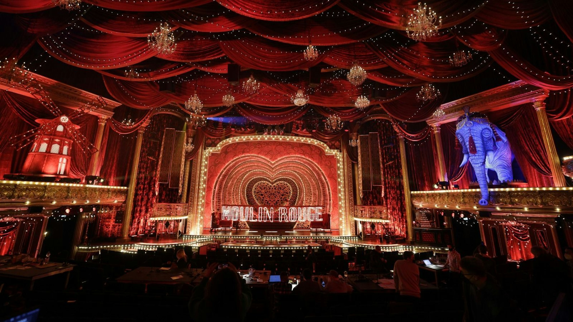 Der umgebaute Musical Dome im Moulin-Rouge-Style.