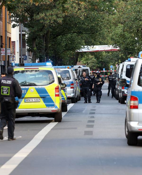 Viele Polizeiautos am Straßenrand bei einer Razzia im Kölner Veedel Kalk.