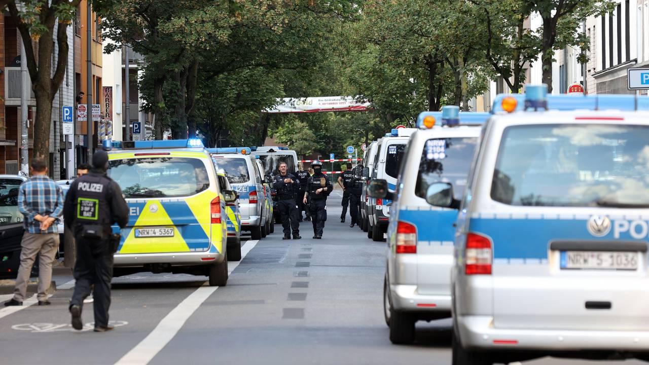 Viele Polizeiautos am Straßenrand bei einer Razzia im Kölner Veedel Kalk.