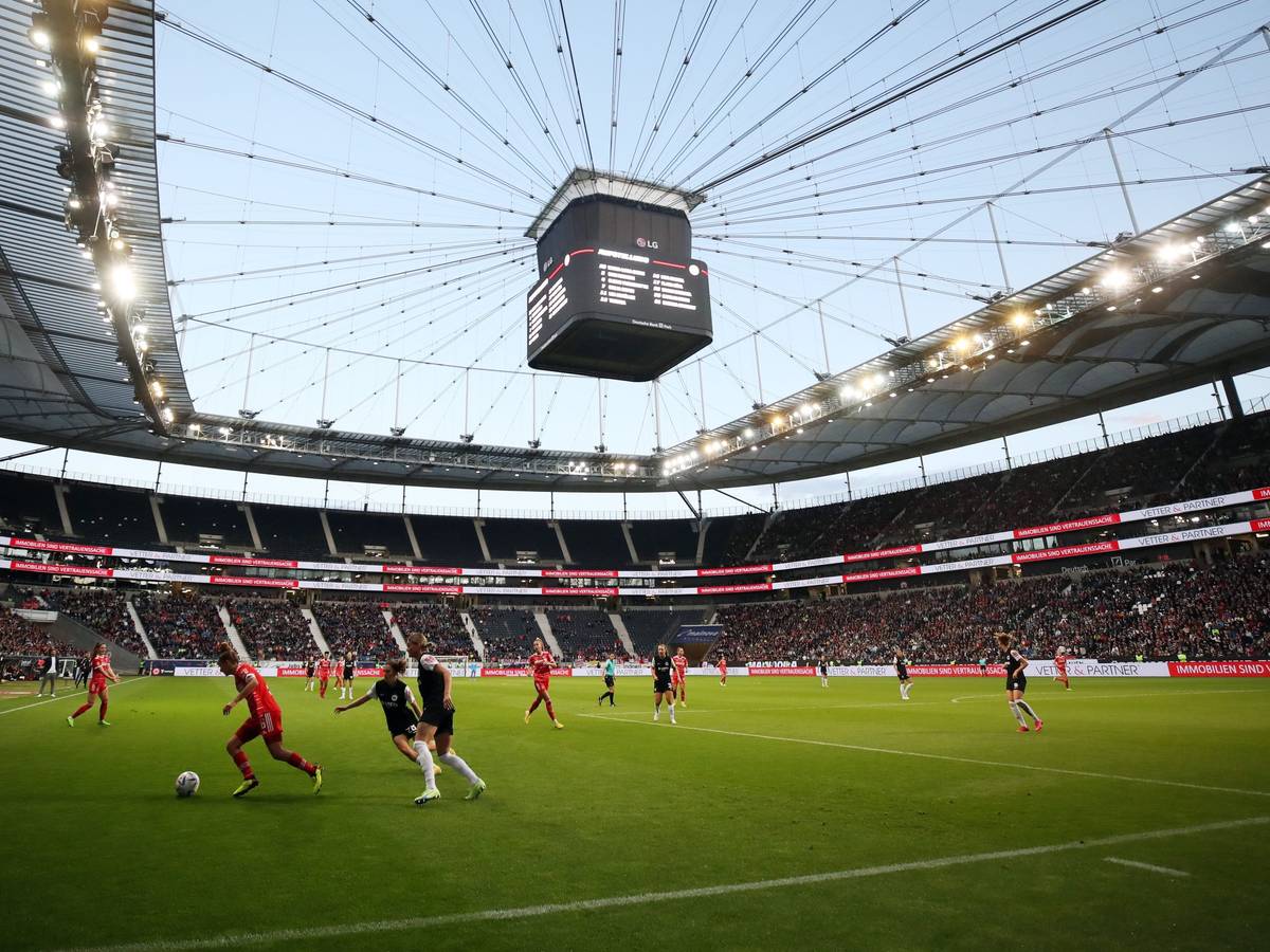 Ein Blick ins Stadion beim Auftakt-Duell der Frauen-Bundesliga zwischen Eintracht Frankfurt und Bayern München