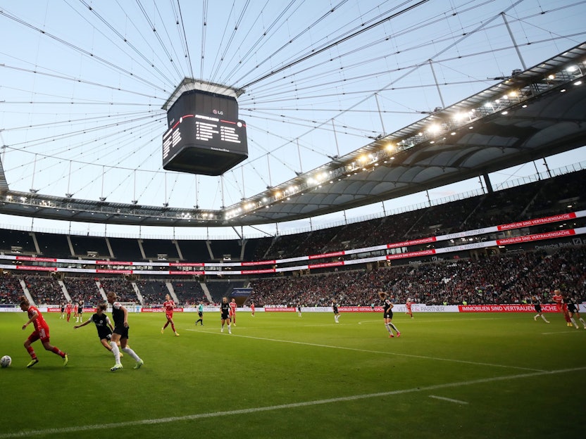 Ein Blick ins Stadion beim Auftakt-Duell der Frauen-Bundesliga zwischen Eintracht Frankfurt und Bayern München
