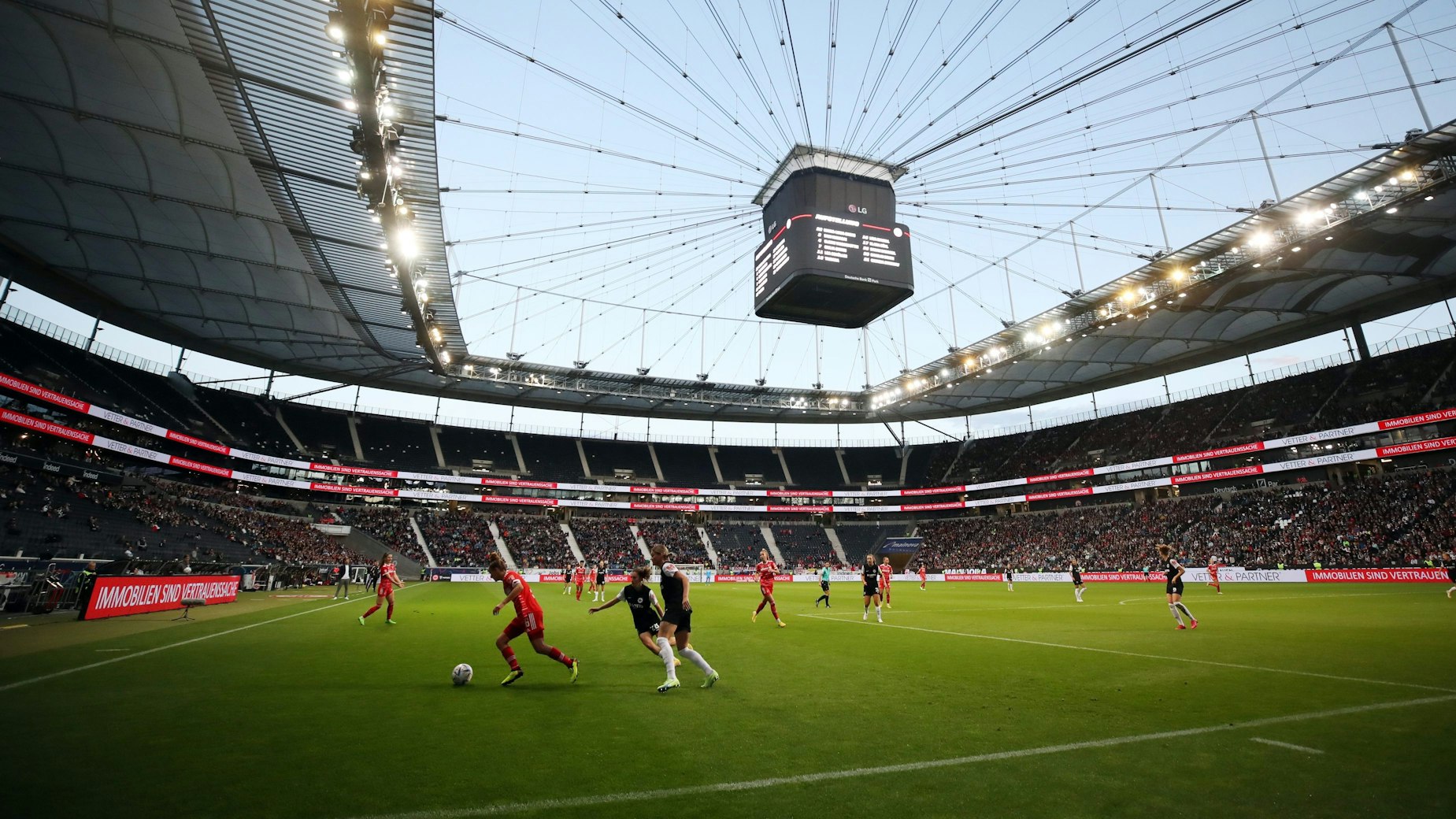 Ein Blick ins Stadion beim Auftakt-Duell der Frauen-Bundesliga zwischen Eintracht Frankfurt und Bayern München