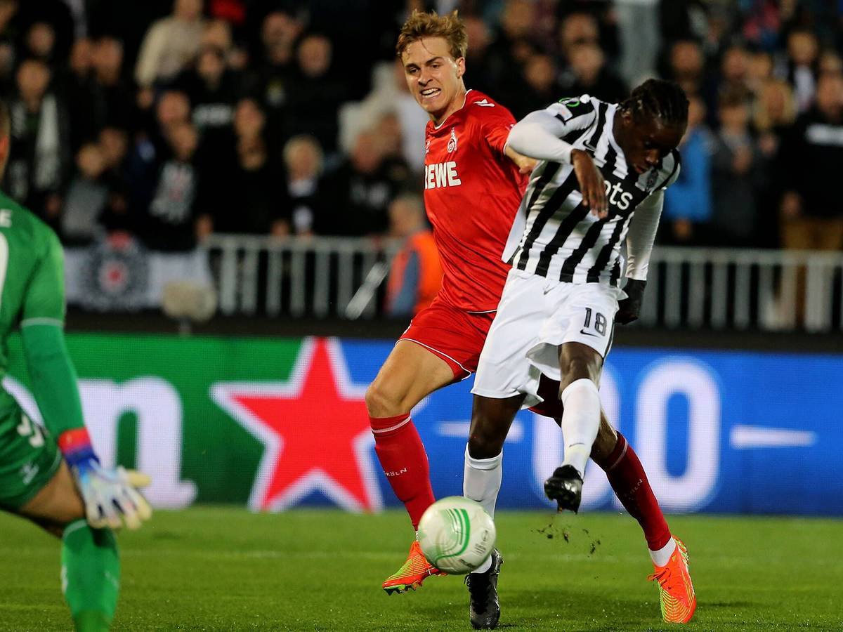 Fousseni Diabaté (r.) nutzte Timo Hübers Aussetzer und brachte Partizan Belgrad beim Conference-League-Duell am 13. Oktober 2022 in Führung.