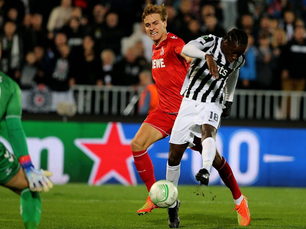 Fousseni Diabaté (r.) nutzte Timo Hübers Aussetzer und brachte Partizan Belgrad beim Conference-League-Duell am 13. Oktober 2022 in Führung.