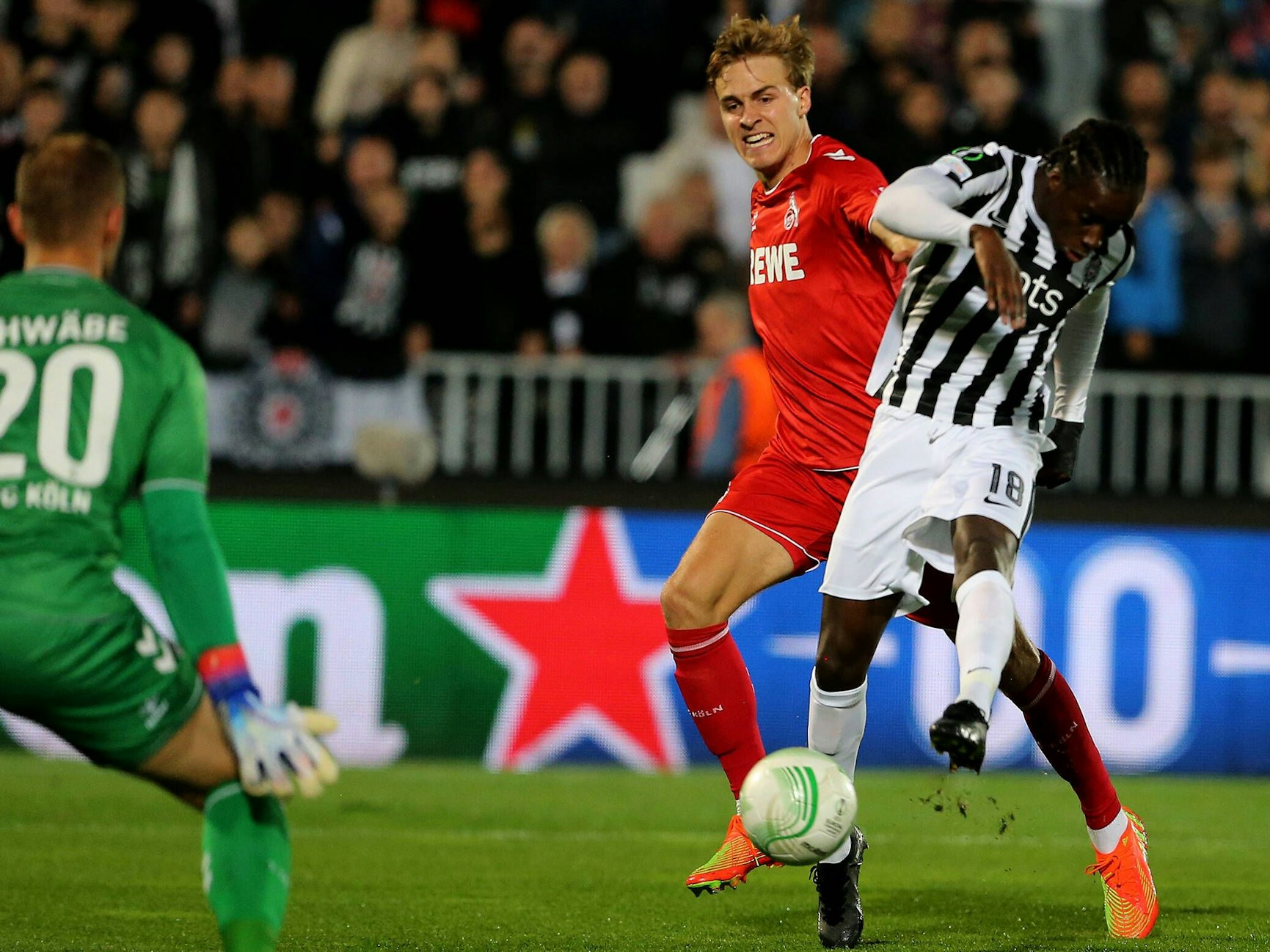 Fousseni Diabaté (r.) nutzte Timo Hübers Aussetzer und brachte Partizan Belgrad beim Conference-League-Duell am 13. Oktober 2022 in Führung.