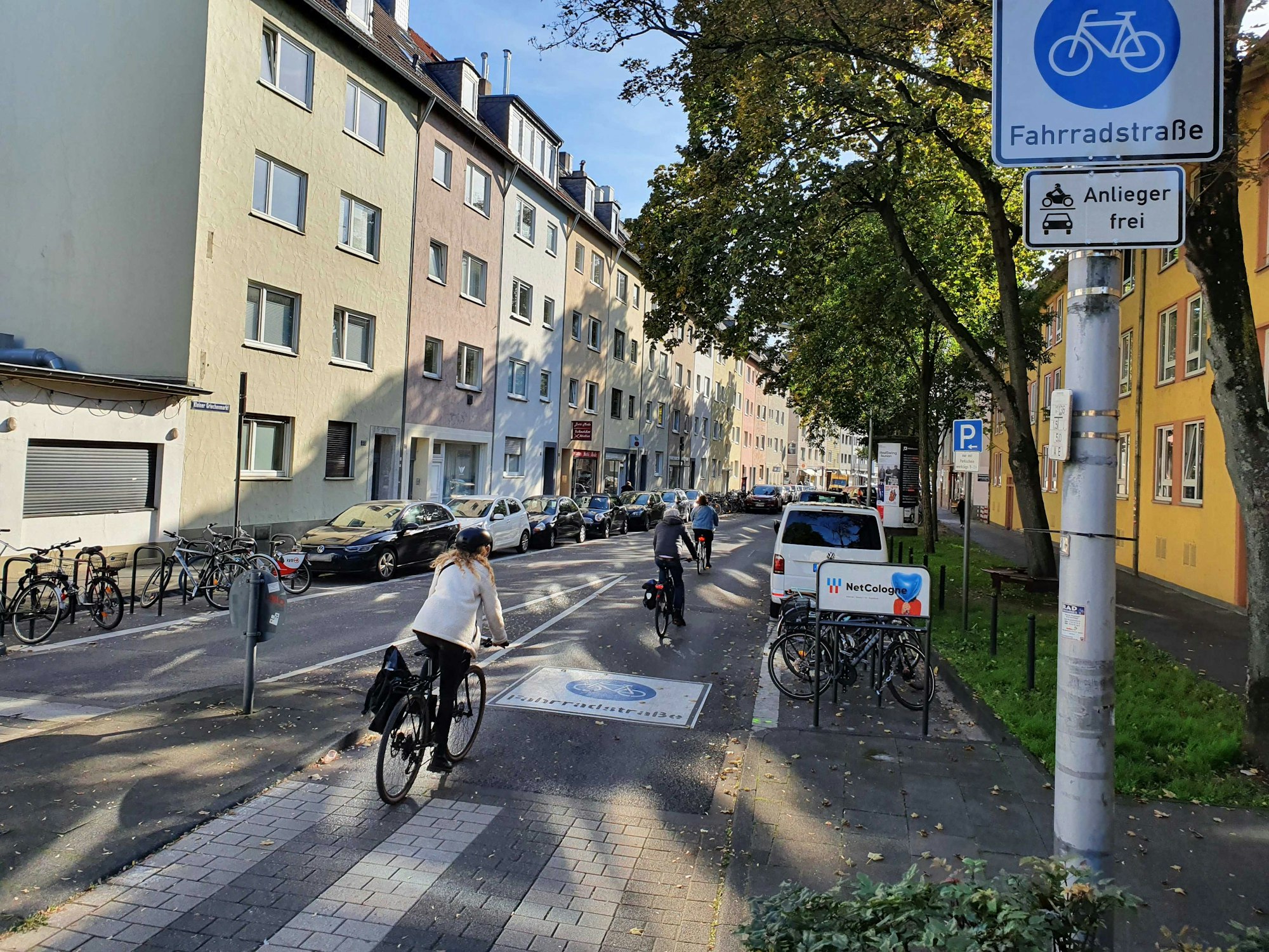 Radfahrerinnen und Radfahrer fahren über die neue Fahrradstraße an der Griechenpforte im Kölner Zentrum.