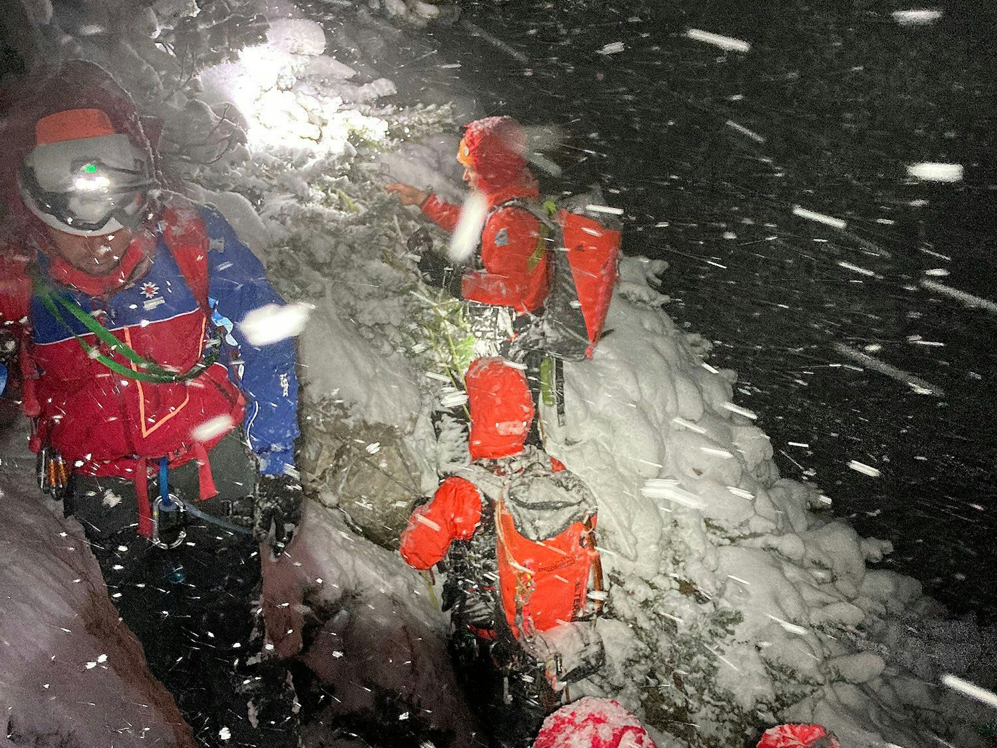 Einsatzkräfte der Bergwacht suchen bei Minusgraden und widrigen Witterungsverhältnissen mit Schneefall, Eis, Starkregen, Wind und Nebel nach einem vermutlich auf der Südwestseite des Hochkalters verunglückten und seitdem vermissten Urlauber aus Niedersachsen.