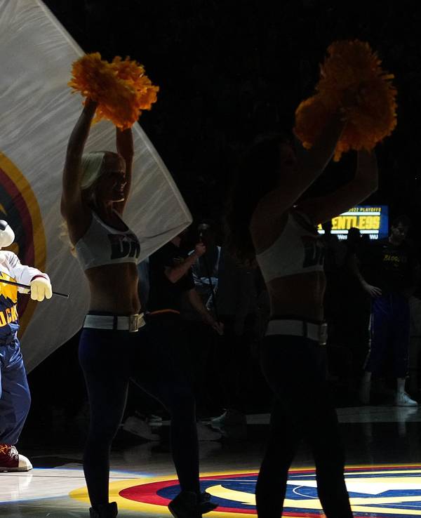 NBA-Maskottchen „Rocky The Mountain Lion“ schwenkt bei einem Auftritt im Heimspiel der Denver Nuggets eine überdimensionale Fahne.