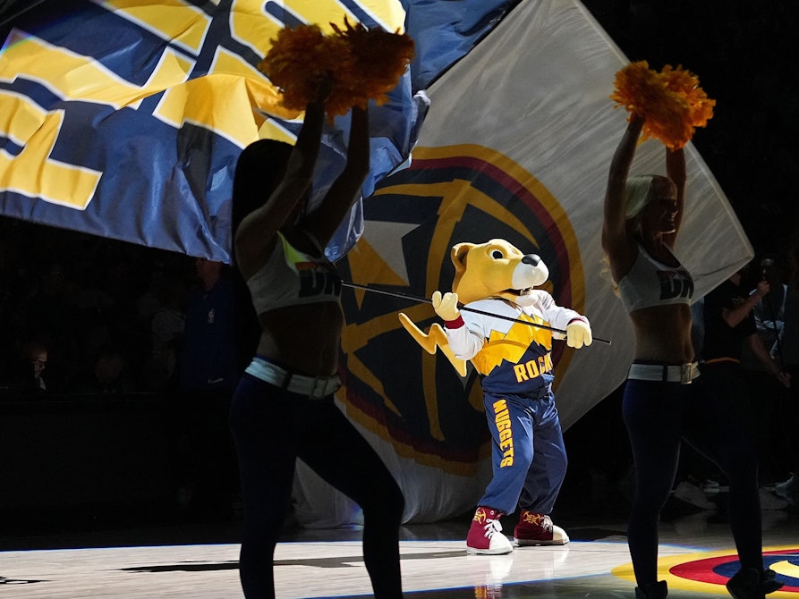 NBA-Maskottchen „Rocky The Mountain Lion“ schwenkt bei einem Auftritt im Heimspiel der Denver Nuggets eine überdimensionale Fahne.
