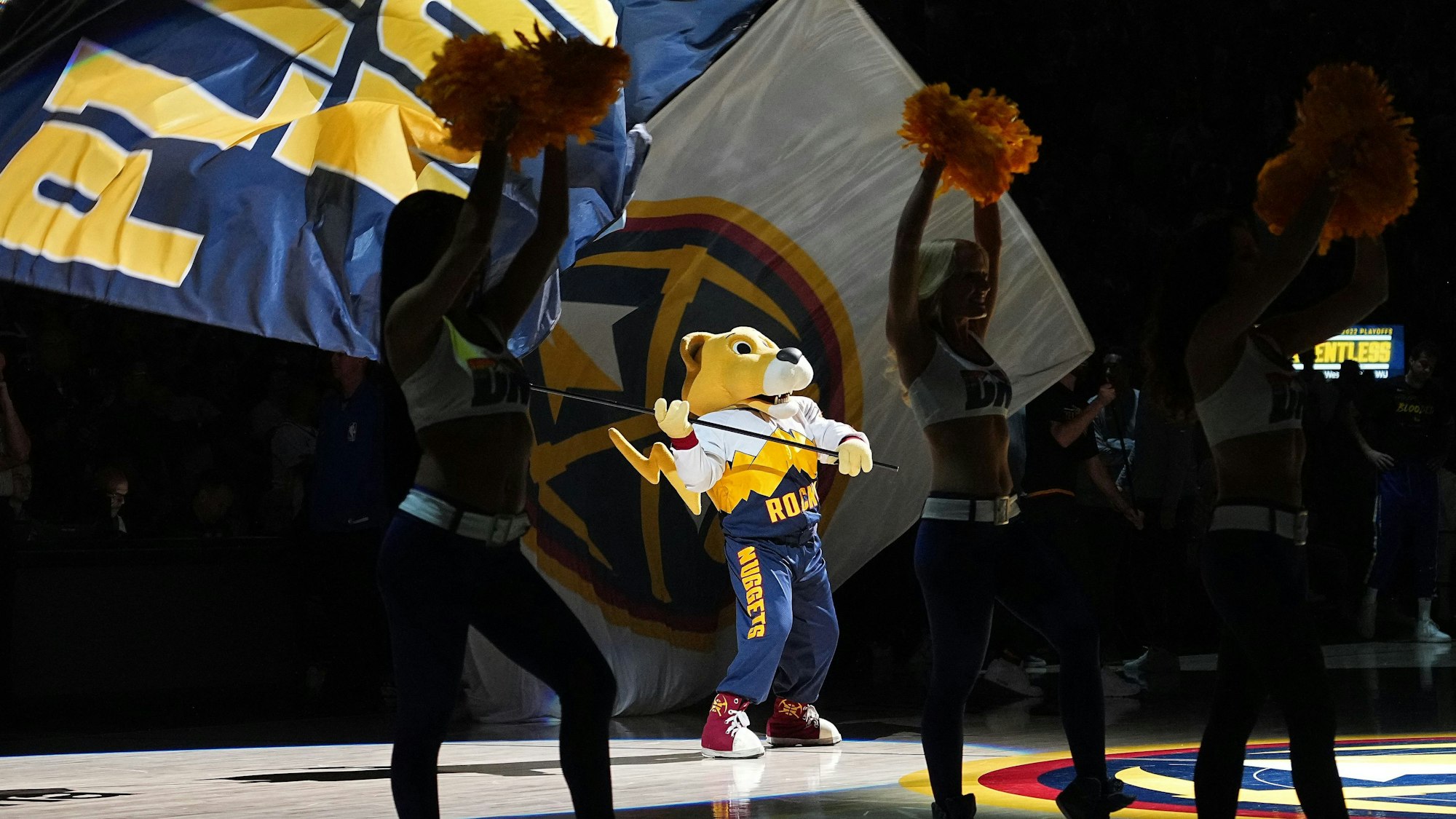 NBA-Maskottchen „Rocky The Mountain Lion“ schwenkt bei einem Auftritt im Heimspiel der Denver Nuggets eine überdimensionale Fahne.