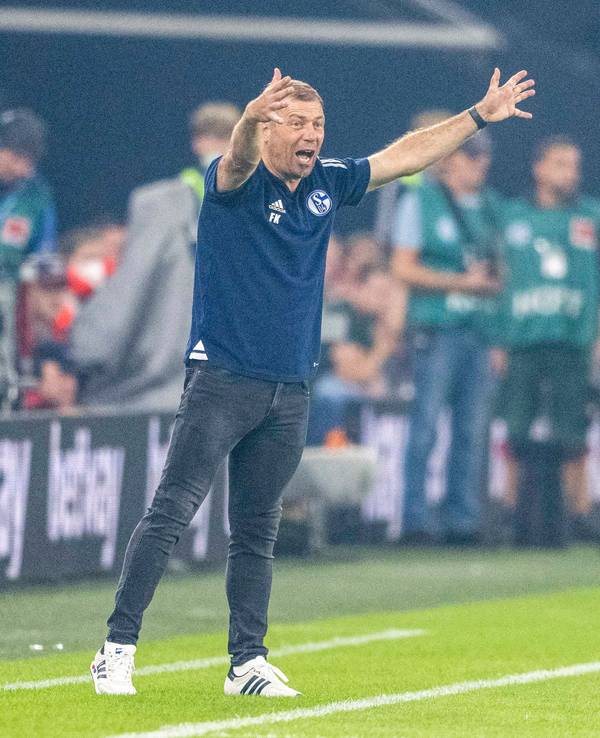 Veltins Arena: Schalkes Trainer Frank Kramer motiviert seine Mannschaft.