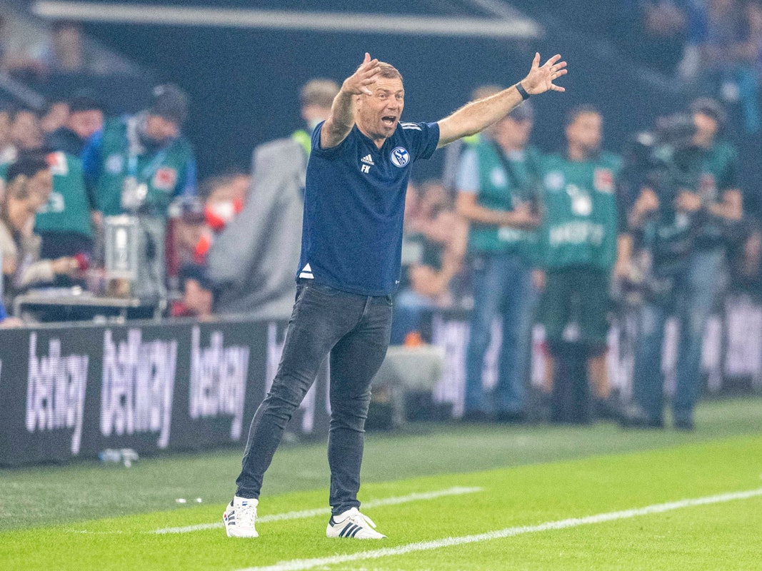 Veltins Arena: Schalkes Trainer Frank Kramer motiviert seine Mannschaft.