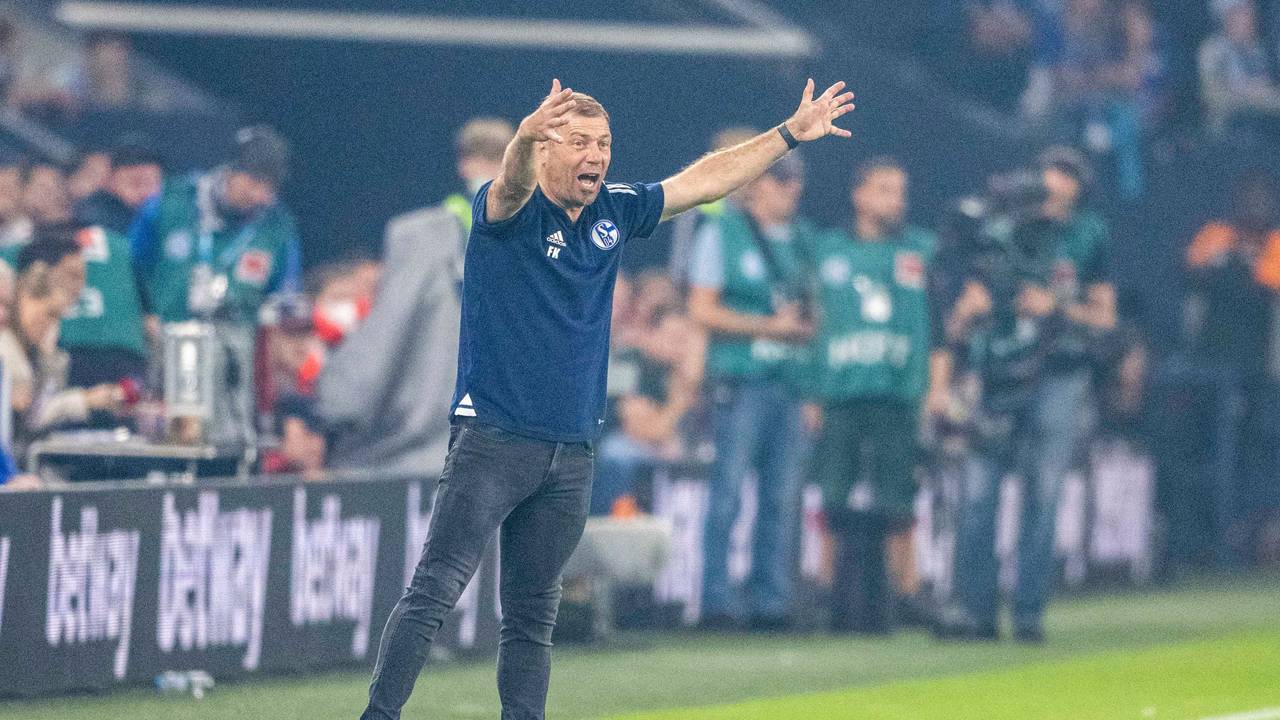 Veltins Arena: Schalkes Trainer Frank Kramer motiviert seine Mannschaft.
