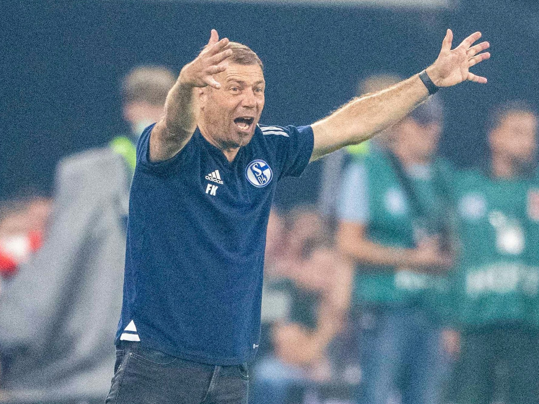 Veltins Arena: Schalkes Trainer Frank Kramer motiviert seine Mannschaft.