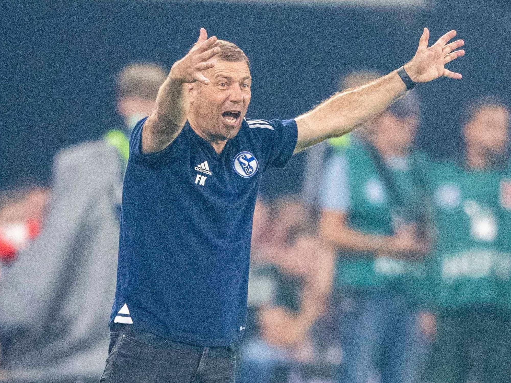 Veltins Arena: Schalkes Trainer Frank Kramer motiviert seine Mannschaft.