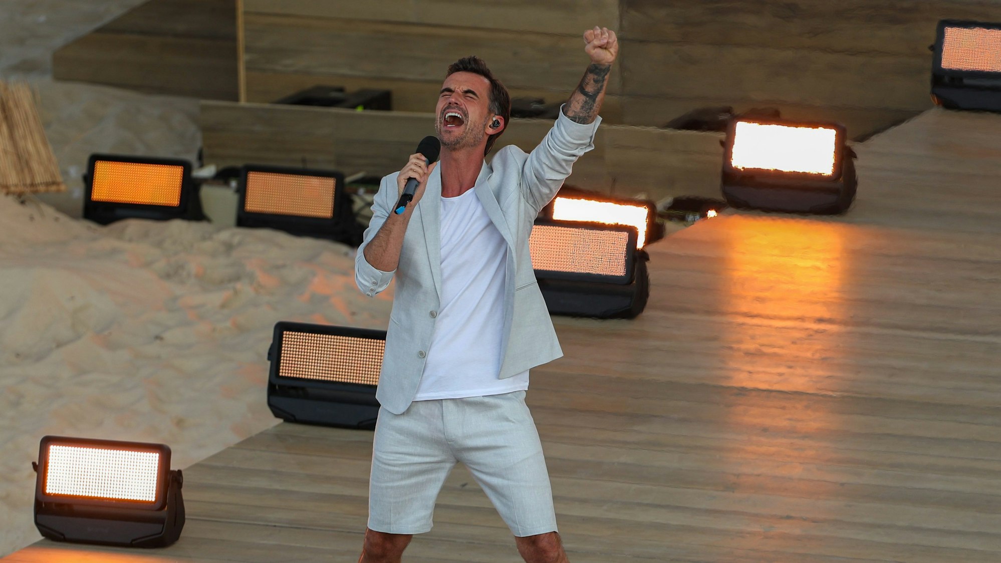 Florian Silbereisen steht während der Sendung „Die große Schlagerstrandparty 2022“ im Juli 2022 auf der Bühne.