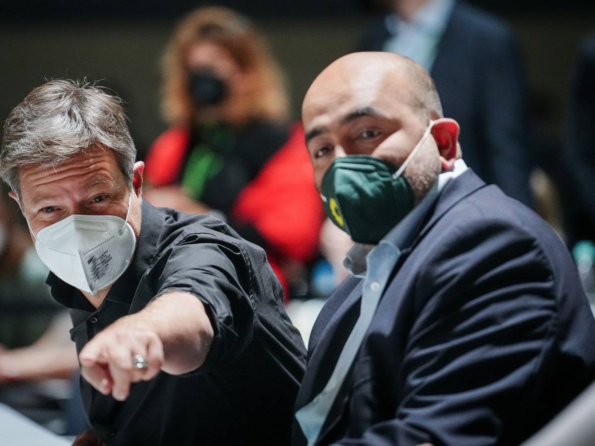 Wirtschaftsminister Robert Habeck (links) und Grünen-Vorsitzender Omid Nouripour am 14. Oktober 2022 beim Bundesparteitag in Bonn.
