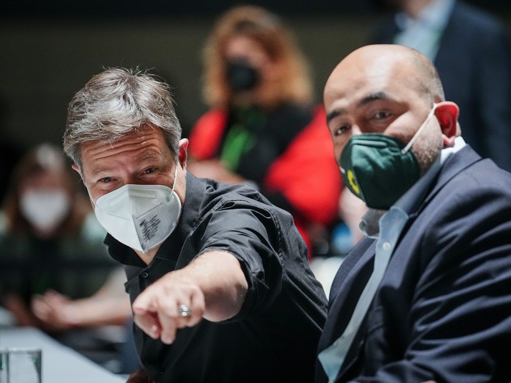 Wirtschaftsminister Robert Habeck (links) und Grünen-Vorsitzender Omid Nouripour am 14. Oktober 2022 beim Bundesparteitag in Bonn.