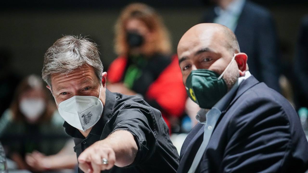 Wirtschaftsminister Robert Habeck (links) und Grünen-Vorsitzender Omid Nouripour am 14. Oktober 2022 beim Bundesparteitag in Bonn.